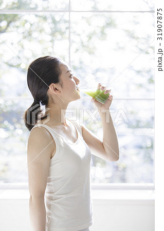 青汁を飲む女性 31907875
