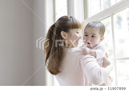 赤ちゃんを抱っこする母親 赤ちゃんを抱っこする母親 31907899