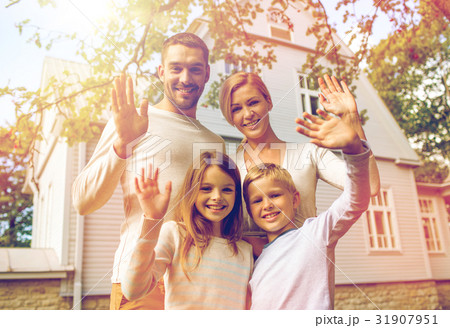 happy family in front of house outdoors 31907951