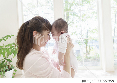 赤ちゃんと母親 赤ちゃんと母親 31907959