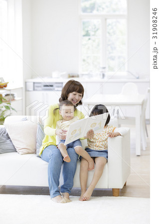 娘達に絵本を読む母親 31908246