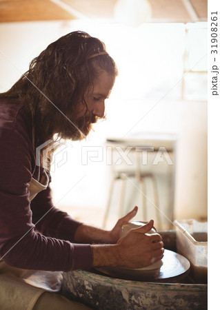 Male potter making pot 31908261