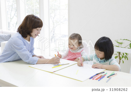 お絵描きをする親子 31908262