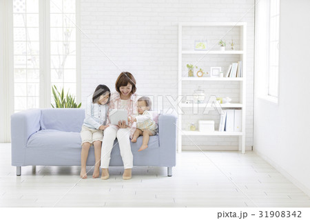 タブレットPCを見る親子 31908342