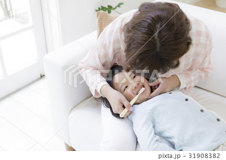 母親に歯を磨いてもらう娘 母親に歯を磨いてもらう娘 31908382