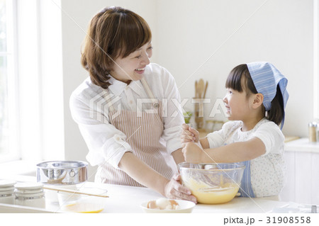 キッチンで調理する親子 キッチンで調理する親子 31908558