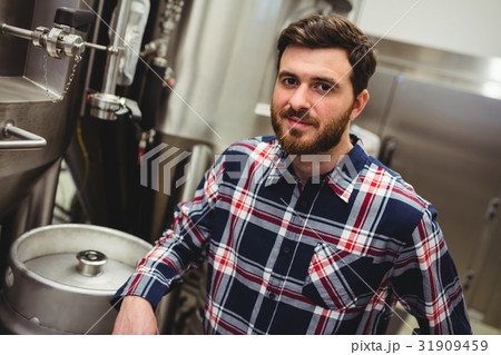 Confident manufacturer standing in brewery 31909459