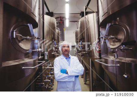Manufacturer standing at brewery 31910030
