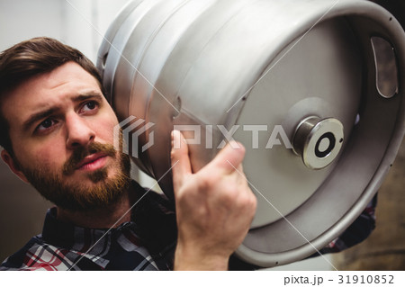 Brewery manufacturer carrying keg Brewery manufacturer carrying keg 31910852