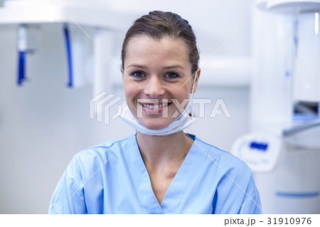 Smiling dental assistant in dental clinic 31910976
