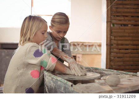 Girls making pot 31911209