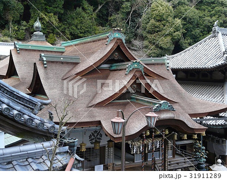 生駒、宝山寺聖天堂の檜皮葺きの八つ棟造りの屋根 生駒、宝山寺聖天堂の檜皮葺きの八つ棟造りの屋根 31911289