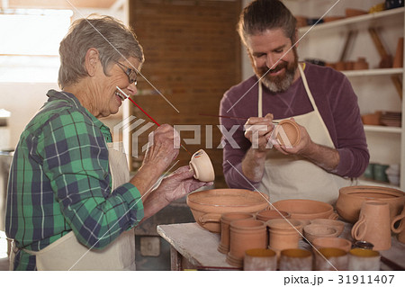 Male and female potter painting pots Male and female potter painting pots 31911407