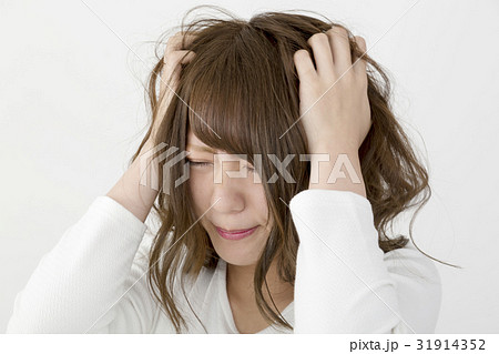 ストレス イライラ 髪をくしゃくしゃにする女性の写真素材