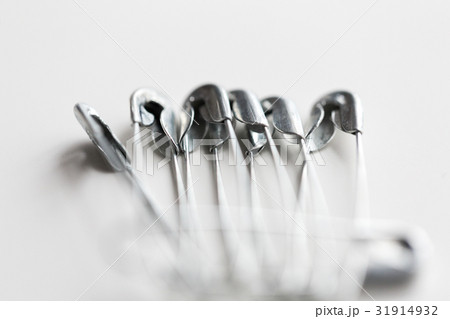 close up of sewing pins close up of sewing pins 31914932