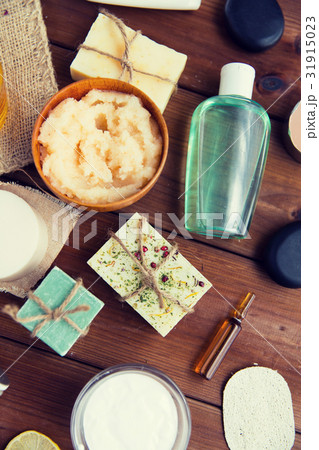close up of body care cosmetic products on wood close up of body care cosmetic products on wood 31915023