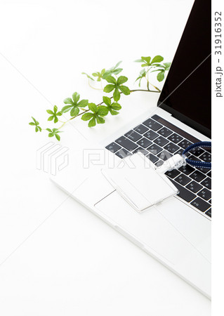 パソコンと社員証 31916352