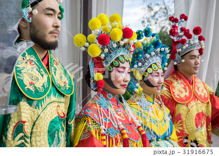 traditional chinese costumes, profile view traditional chinese costumes, profile view 31916675