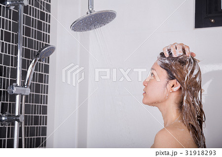woman washing head and hair by shampoo woman washing head and hair by shampoo 31918293