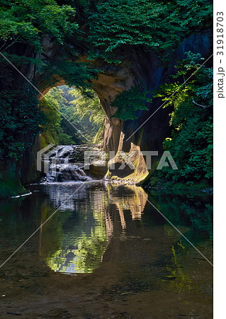 千葉県 濃溝の滝 亀岩の洞窟 夏至の光芒 千葉県 濃溝の滝 亀岩の洞窟 夏至の光芒 31918703