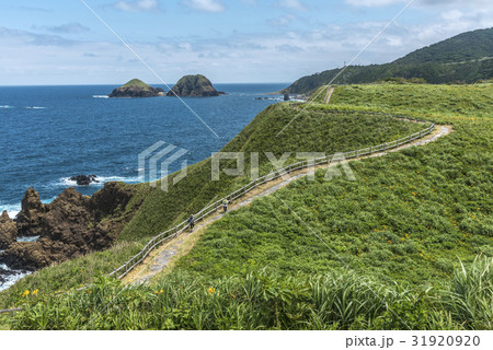 佐渡島の大野亀から見た二ツ亀 佐渡島の大野亀から見た二ツ亀 31920920