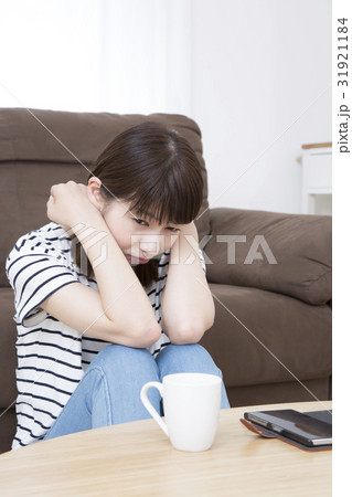 悩む女性 悩む女性 31921184