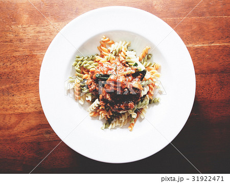 The picture of fusilli and bolognese sauce. 31922471