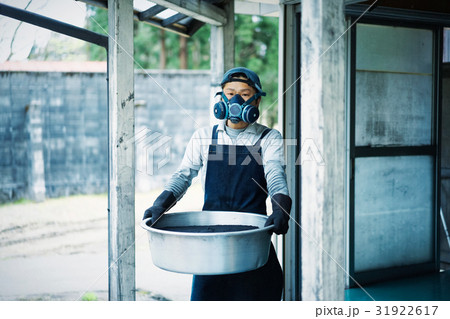 花火職人　火薬を運ぶ 31922617