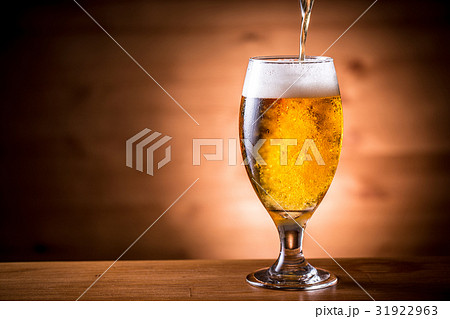 ビールを注ぐ ビールを注ぐ 31922963