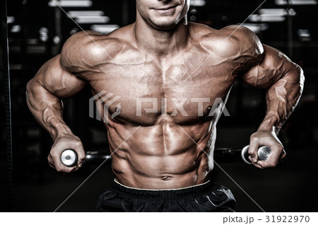 Caucasian sexy fitness model in gym close up abs. 31922970