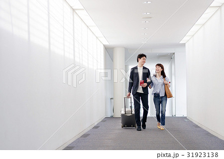 旅行・空港・ボーディングブリッジ 31923138