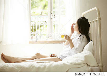 自室でリラックスする女性 女性の写真素材
