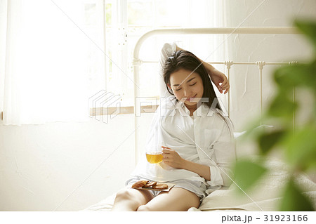 自室でリラックスする女性　女性 31923166