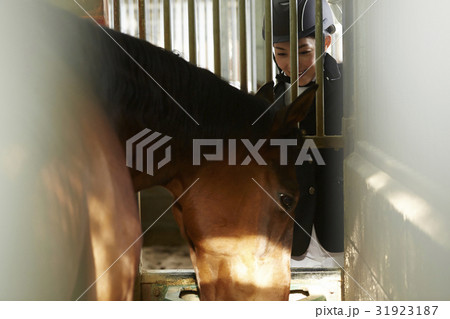 乗馬クラブ 馬と女性 乗馬クラブ 馬と女性 31923187