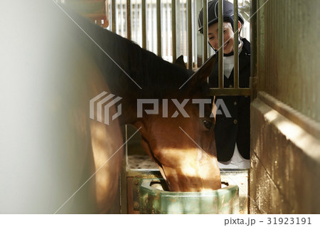 乗馬クラブ 馬と女性の写真素材