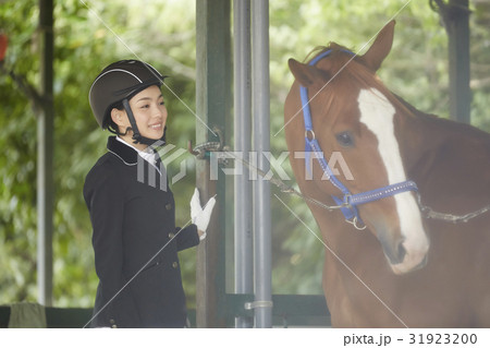 乗馬クラブ 馬と女性 乗馬クラブ 馬と女性 31923200