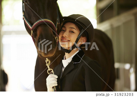 乗馬クラブ 馬と女性 乗馬クラブ 馬と女性 31923203