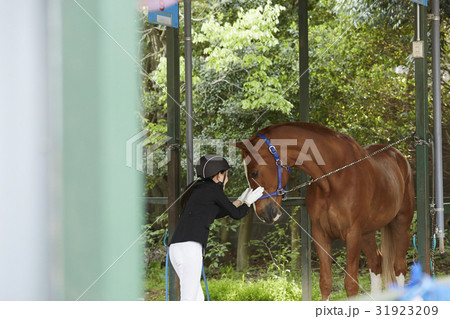 乗馬クラブ 馬と女性 乗馬クラブ 馬と女性 31923209