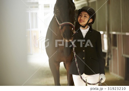 乗馬クラブ　馬と女性 31923210