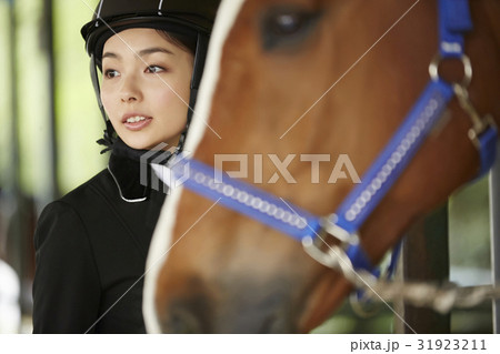 乗馬クラブ　馬と女性 31923211