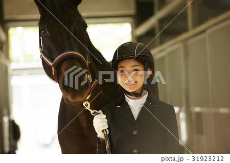 乗馬クラブ　馬と女性 31923212