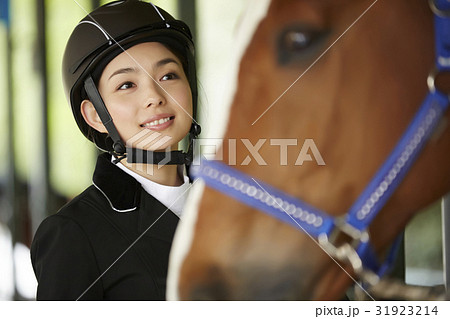 乗馬クラブ　馬と女性 31923214