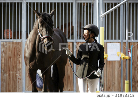 乗馬クラブ　馬と女性 31923218