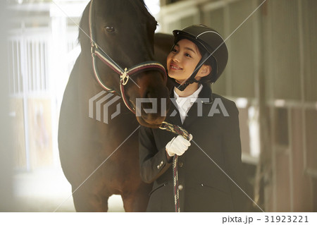 乗馬クラブ 馬と女性 乗馬クラブ 馬と女性 31923221