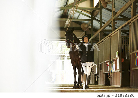 乗馬クラブ　馬と女性 31923230
