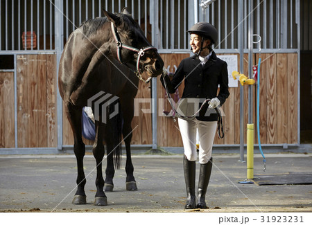 乗馬クラブ 馬と女性 乗馬クラブ 馬と女性 31923231