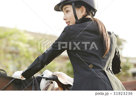 乗馬する女性 31923236