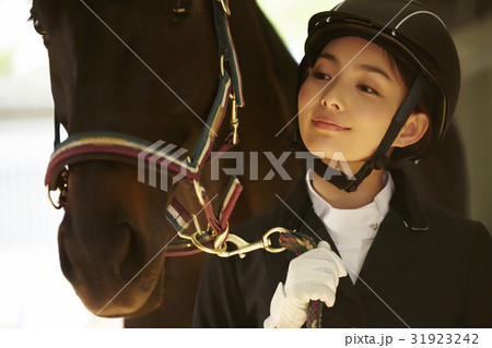 乗馬クラブ　馬と女性 31923242