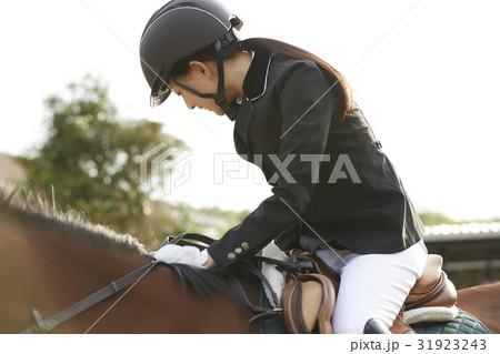 乗馬する女性 31923243
