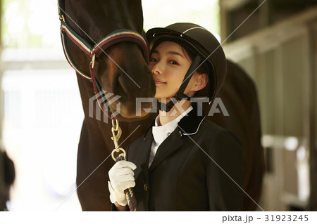 乗馬クラブ 馬と女性 乗馬クラブ 馬と女性 31923245